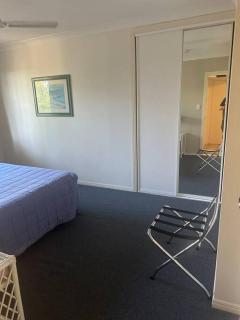 2 Bedroom Family or Corporate Stay self-contained Apartment in Cairns - Cairns North - 5