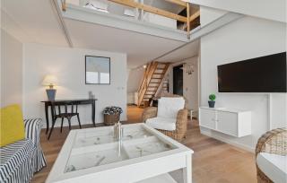 Awesome Apartment In Allinge - 8