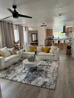 Spacious beautifully furnished 5 bedrooms 3 full bath House with Ping Pong and Pool table and 85 in tv in game room - San Diego - 0