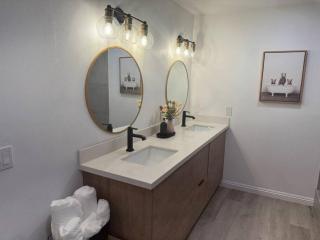 Spacious beautifully furnished 5 bedrooms 3 full bath House with Ping Pong and Pool table and 85 in tv in game room - San Diego - 9