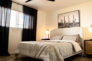 Spacious beautifully furnished 5 bedrooms 3 full bath House with Ping Pong and Pool table and 85 in tv in game room - San Diego - 1