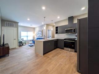 328 Modern 2BR Apt - 3