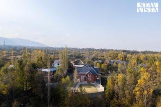 StayVista at Shehjar with Mountain View, Garden - Tangmarg - 5