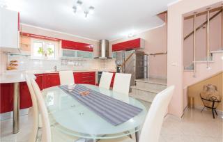 Three-Bedroom Holiday Home In Sibenik - Šibenik - 2