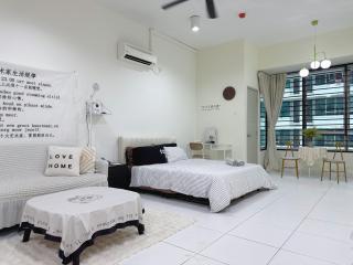 Studio at AkademikSuite JB Mount Austin with WiFi Projector Pool - Johor Bahru - 2