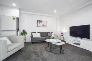 Stylish Apartment w Pool, Gym & Desk - 4