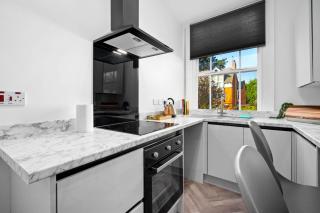 Large Modern Apartment - High-Speed WiFi - Netflix - Street Parking 3BR - Birmingham - 3