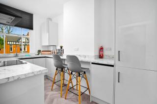 Large Modern Apartment - High-Speed WiFi - Netflix - Street Parking 3BR - 9