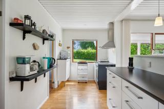 Charming And Well-Kept Holiday Home On A Large Natural Plot Close To Forest, Beach And The Cosy Harbour, Shops And Attractions Of Ebeltoft - 4