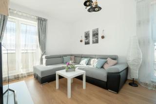 Exceptional 3-bedroom Apartment by Noclegi Renters - Łódź - 0