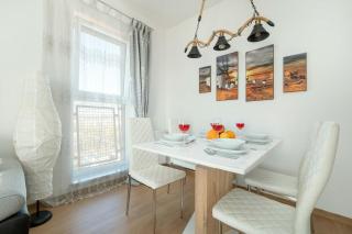 Exceptional 3-bedroom Apartment by Noclegi Renters - Łódź - 1
