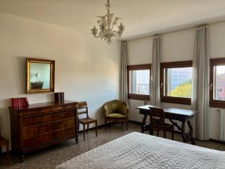 Large and Bright Apartment with Canal View - Venice - 6