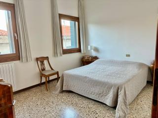 Large and Bright Apartment with Canal View - Venice - 7