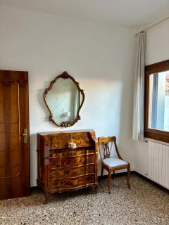 Large and Bright Apartment with Canal View - Venice - 5