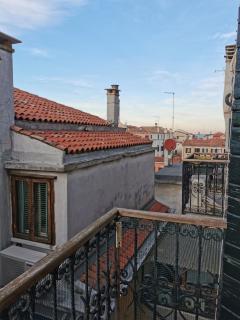 Large and Bright Apartment with Canal View - Venice - 8