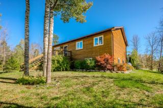 Black Bear - Cozy 4-Season Cottage w Hot Tub - 8