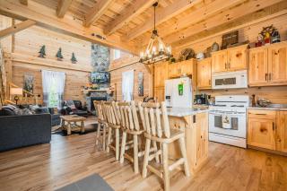 Rustic Luxury Saw N' Logzzz Cabin Getaway - Red Bay - 3