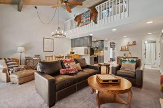 Gorgeous Mtn Villa, Ski, Golf, Pickleball, Pool, Hot Tub, Fitness - 0