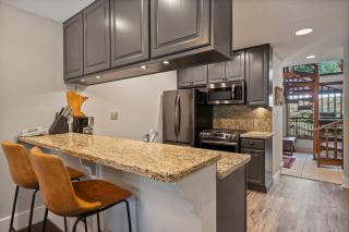 Gorgeous Mtn Villa, Ski, Golf, Pickleball, Pool, Hot Tub, Fitness - 1