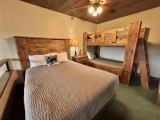 Condo at Lutsen Mtn, Ski in Ski out, Hike, Bike, Ski, Swim, etc - 1