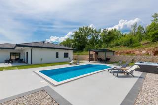 NEW! Villa Lauret with Hot-Tub, Sauna, Heated Pool, 3 En Suite Bedrooms - Grubine - 9