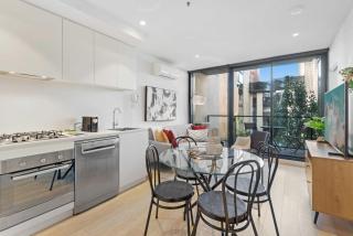 Charming 1-Bed Apartment with a Balcony - 6