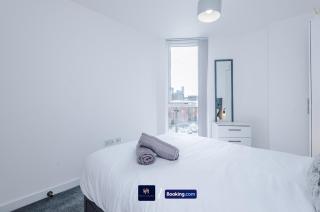 Modern 1 Bed Apartment with Balcony By Host A Home - 5