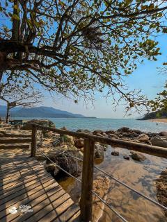 Casa c/ piscina a poucos mts da praia Feiticeira - Ilhabela - 2