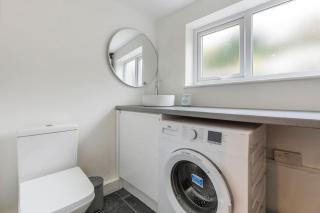 Modern Family Home Waltham Abbey Free Parking - 3