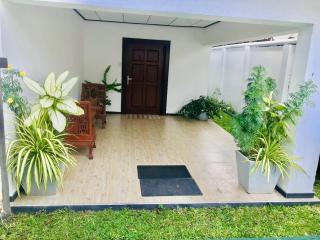 Browns Beach Villa - Negombo - 9
