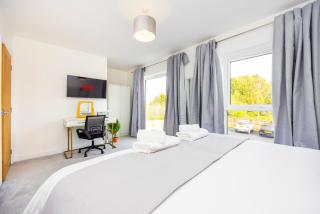New 3 Bed House, Sittingbourne, Sleeps 7, Contractors, Families , Weekly and Monthly Offers - Sittingbourne - 1