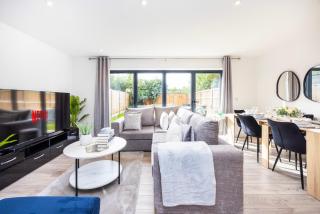 New 3 Bed House, Sittingbourne, Sleeps 7, Contractors, Families , Weekly and Monthly Offers - Sittingbourne - 0