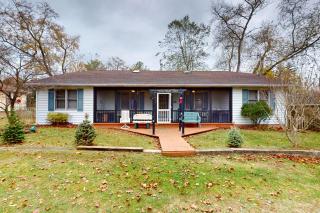 Four Bedrooms & a Beach - Lakeside - 8