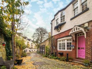 Pass the Keys Magical Mews Hideaway: Quirky Cottage Experience - Glasgow - 0