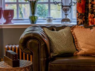 Pass the Keys Magical Mews Hideaway: Quirky Cottage Experience - Glasgow - 4