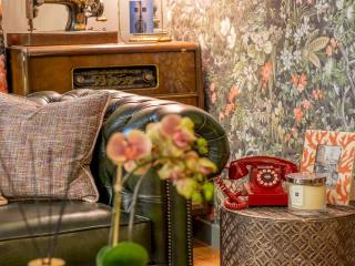 Pass the Keys Magical Mews Hideaway: Quirky Cottage Experience - Glasgow - 5