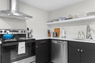 Spacious NW Apt Steps to 14th Street Corridor - Washington - 2