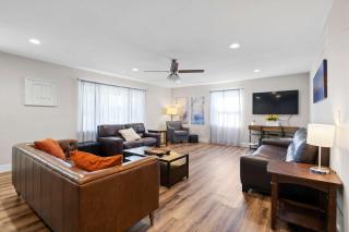 4BR, 3Bath for 11, Near Ark, Plenty of Free Parking - 4