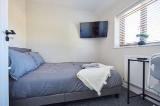 Modern Unique and Spacious 6 Bed with parking for 5 - 2