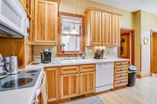 Eau Claire Retreat Close to Chippewa Riverfront! - Eau Claire - 2