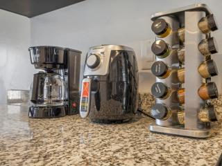 Apt in Heart of SLC - King Bed - Gym - Smart TV - 3