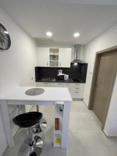 Modern Studio Apartment Tome with Terrace, Free Parking & Wi-Fi, Zadar - 1