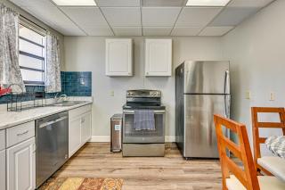 8 Mi to Tarpon Springs Sponge Docks Gem with Games - 4