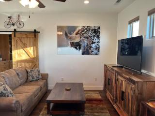 Cozy Cottage Getaway - Zion and Pool Access - 8