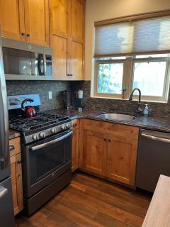 Cozy Cottage Getaway - Zion and Pool Access - 2