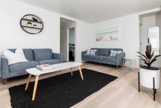 The Urban Escape Stylish 1-Bed in Prime Downtown - Mount Maunganui - 2