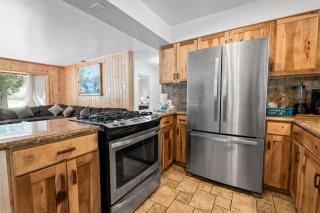 Moonlight Serenity - Ideal Location with Hot Tub and Foosball Table! Walk to local shops and zoo! - 8