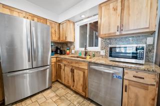 Moonlight Serenity - Ideal Location with Hot Tub and Foosball Table! Walk to local shops and zoo! - 5