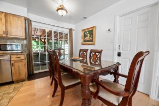 Moonlight Serenity - Ideal Location with Hot Tub and Foosball Table! Walk to local shops and zoo! - 4