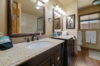 Moonridge Retreat - 6BR, Walk to Bear Mountain, Foosball Table, BBQ - 4